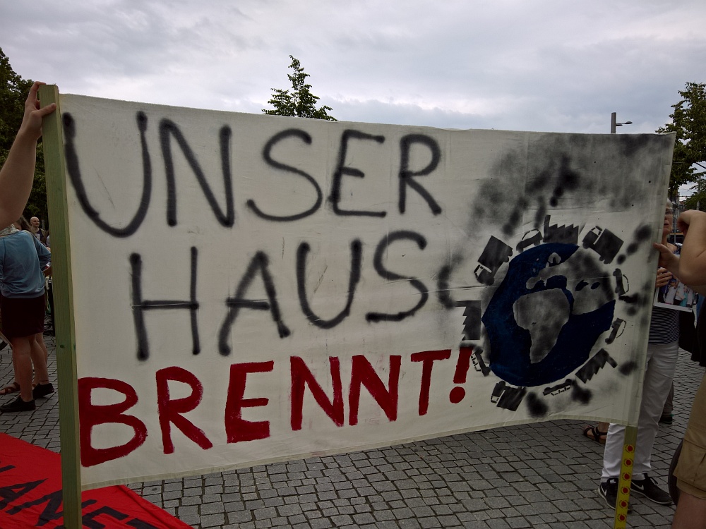Foto: 'Fridays for Future'-Demo Plakat: "Unser Haus brennt"